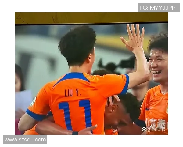 装路人踢足球明星的奇妙旅程如何在绿茵场上实现梦想与激情